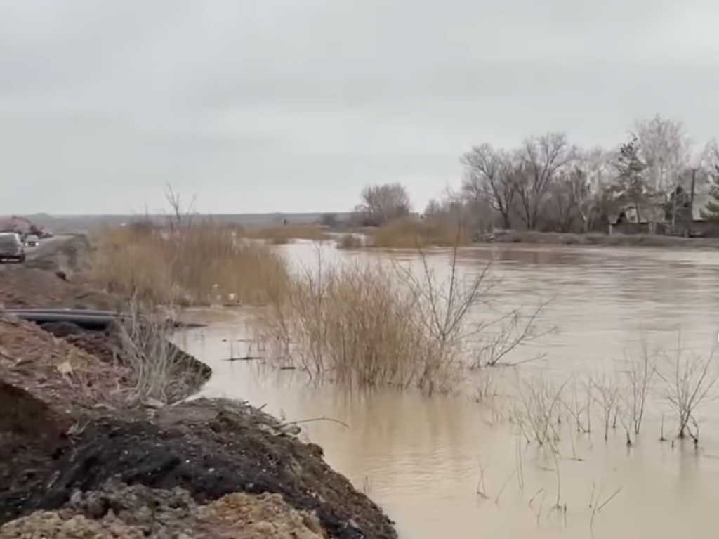 Уровень воды возле дач на Юго-востоке Караганды поднялся еще выше