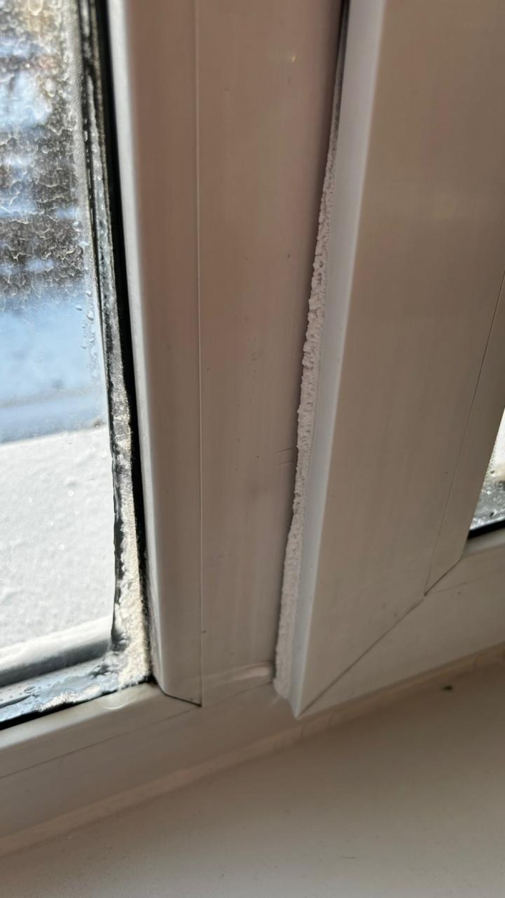 Карагандинка пожаловалась на холод в областной больнице: на окнах лед