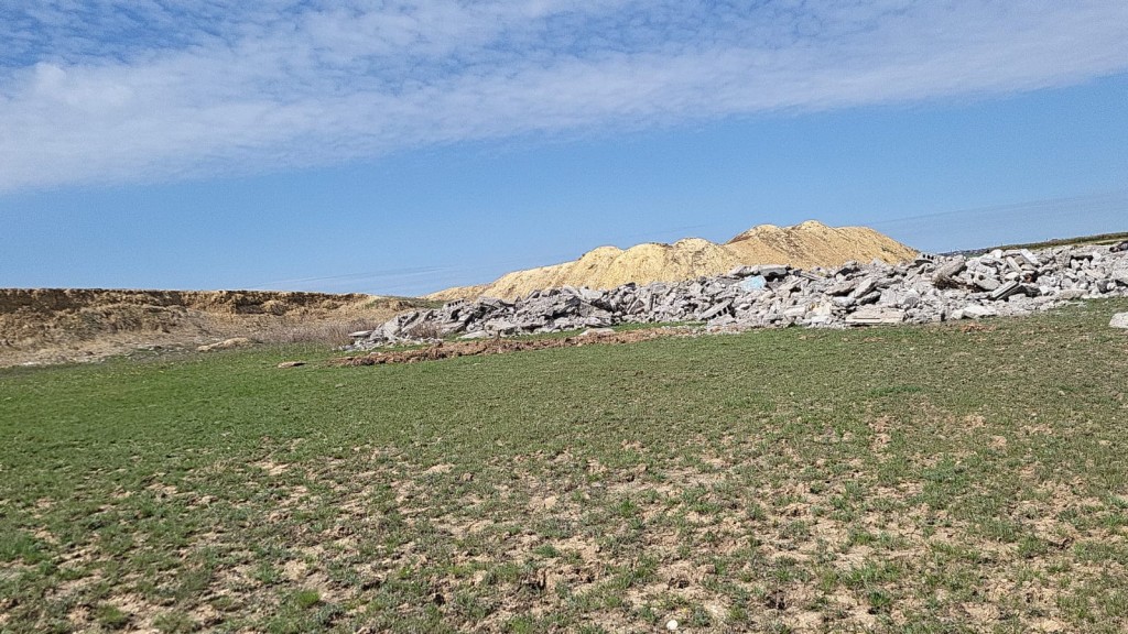 Миллиард тенге нужен, чтобы вывезти свалку на окраине поселка Дубовка