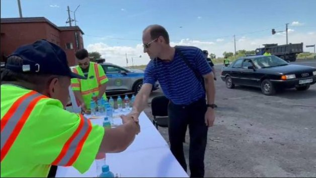 Дорога к доверию: полицейские вышли к водителям с акцией «Приемная на дороге»