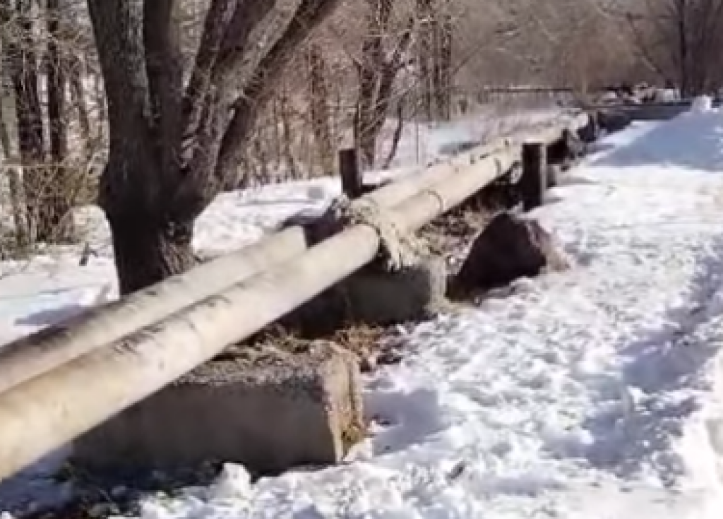 Греют улицу: карагандинцы жалуются на отсутствие изоляции на теплотрассах