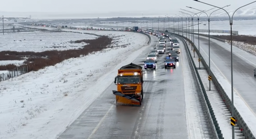 80 экипажей полиции дежурят на трассах Карагандинской области из-за непогоды
