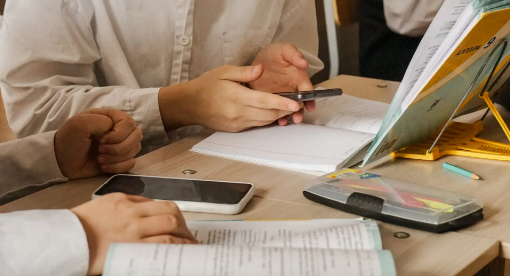 Казахстанских родителей могут оштрафовать за использование телефонов их детьми в школах