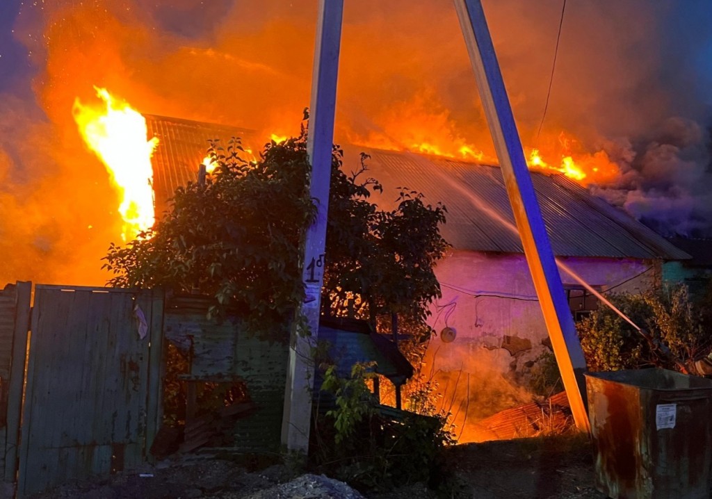 25 человек спасли карагандинские огнеборцы во время пожаров в выходные