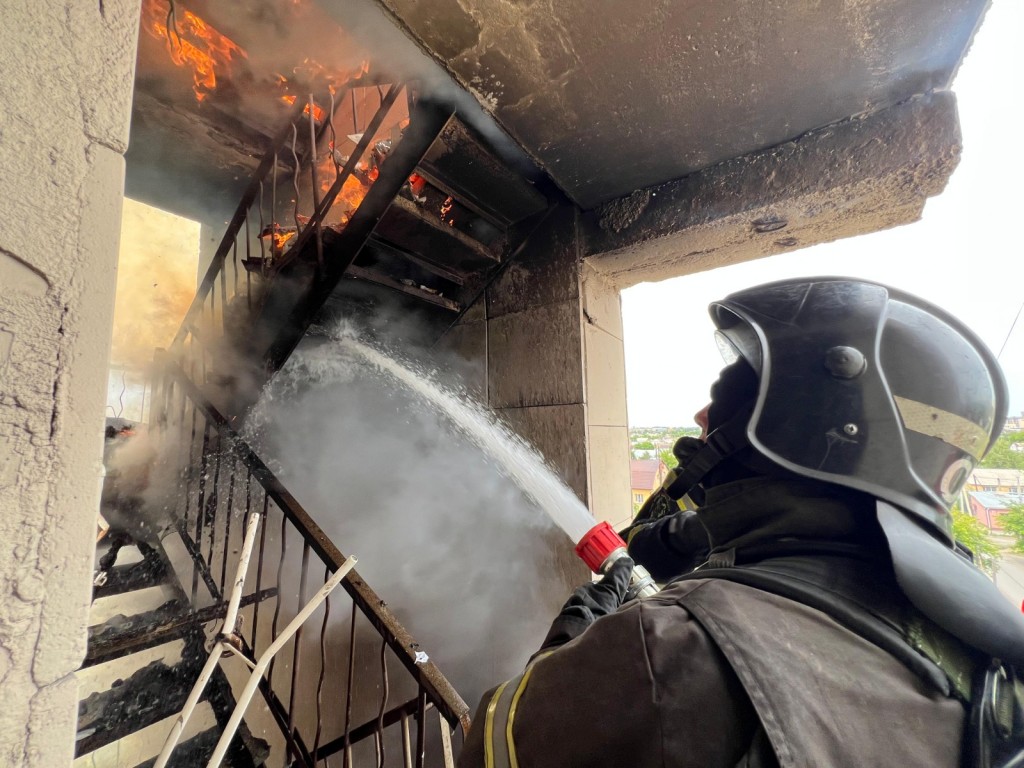 34 человека спасли карагандинские огнеборцы во время пожара