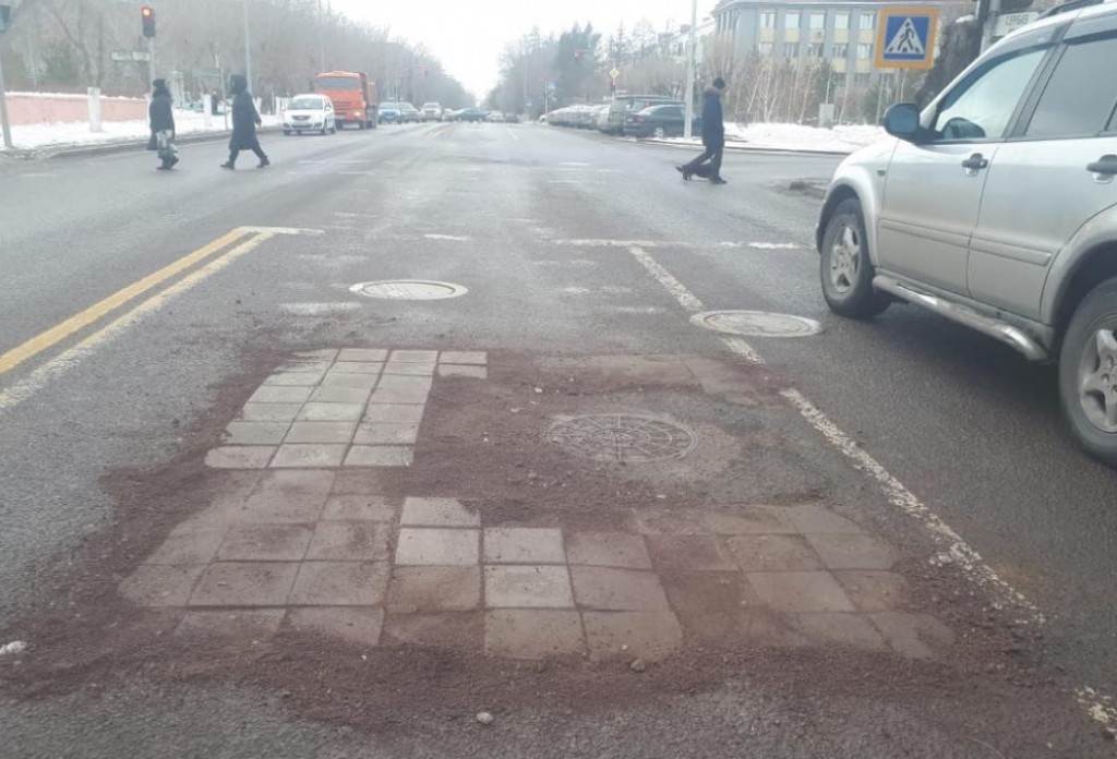 В Караганде начаты работы по устранению неровностей вокруг колодцев