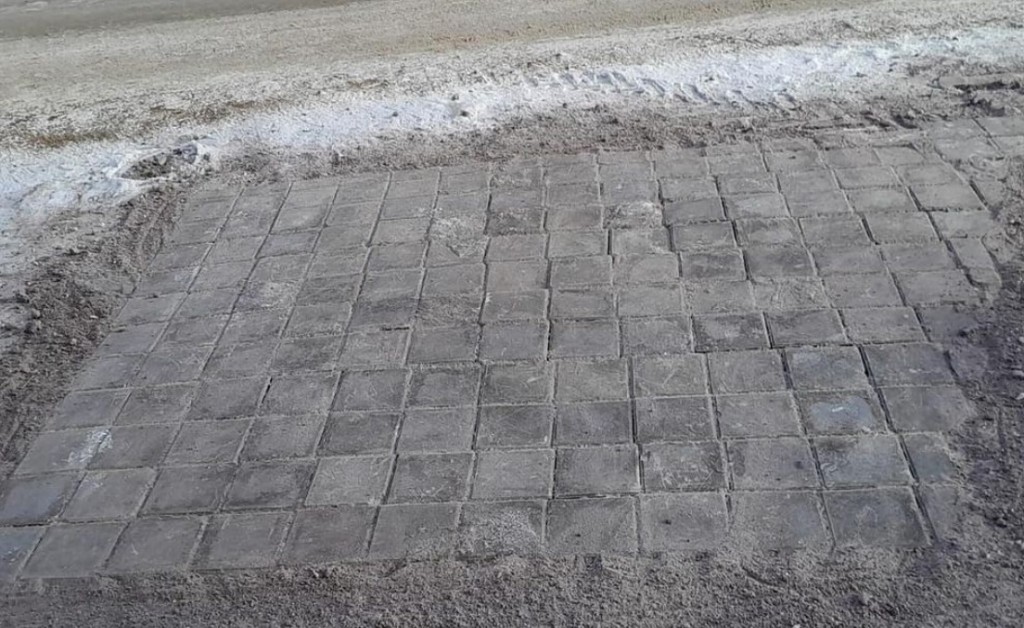 Брусчатку уложили на дороге после устранения водопроводной аварии в Караганде