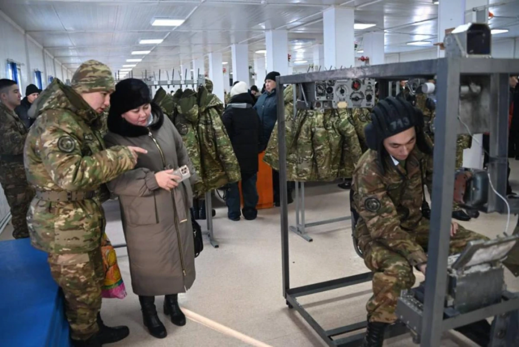 Саптан парашютке дейін: ата-аналар қазақстандық армияның өмірін іштен көрді