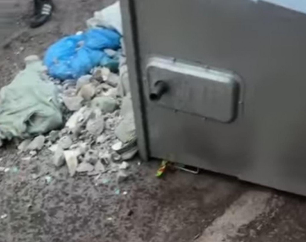 В Караганде из-за строительного мусора портятся мусорные контейнеры