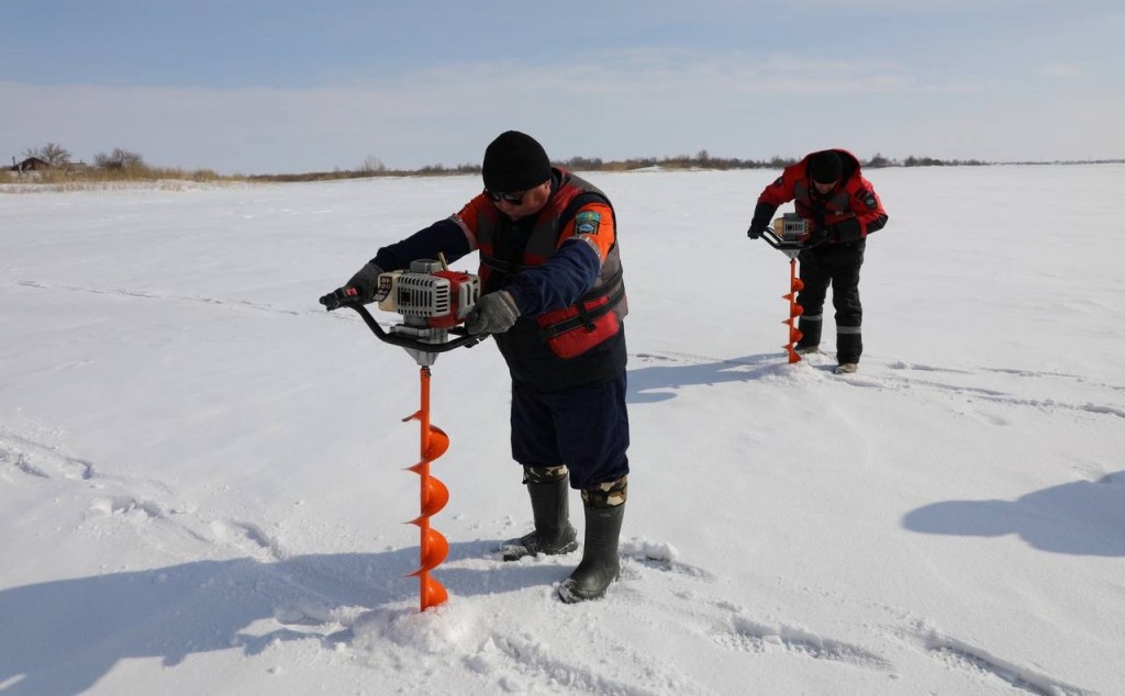 В Карагандинской области бурят лед на реке, чтобы избежать перелива