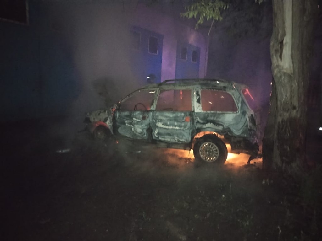 Ночью в Караганде целиком сгорел автомобиль