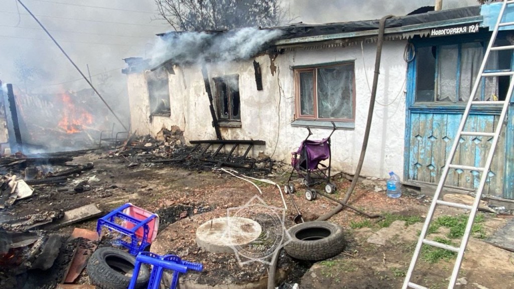 Два часа тушили крупный пожар огнеборцы в Шахтинске