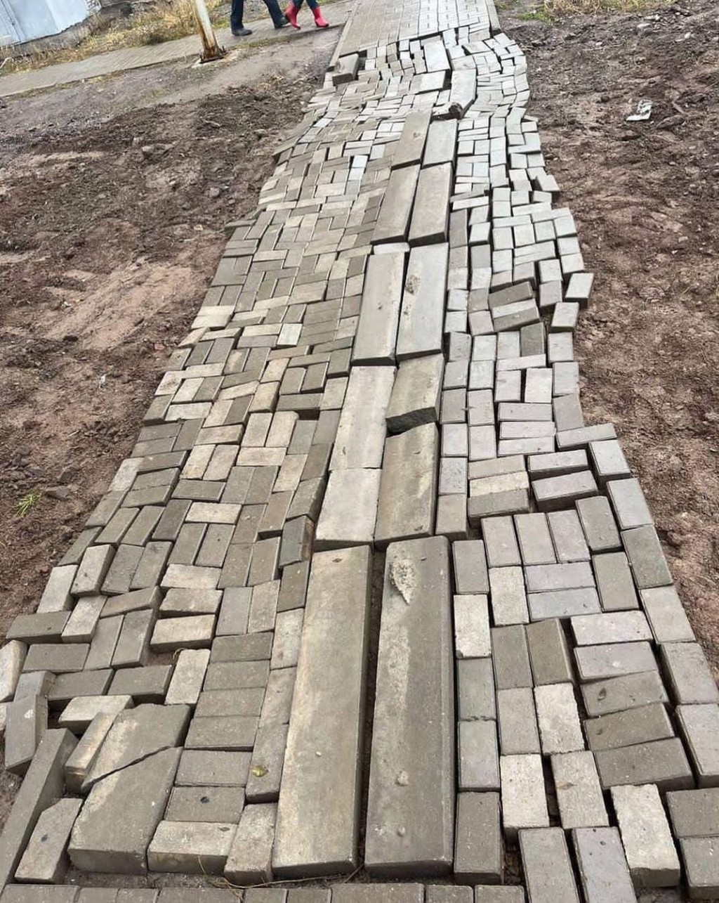 Карагандинцев возмущает «тетрис», образовавшийся вместо тротуарной дорожки