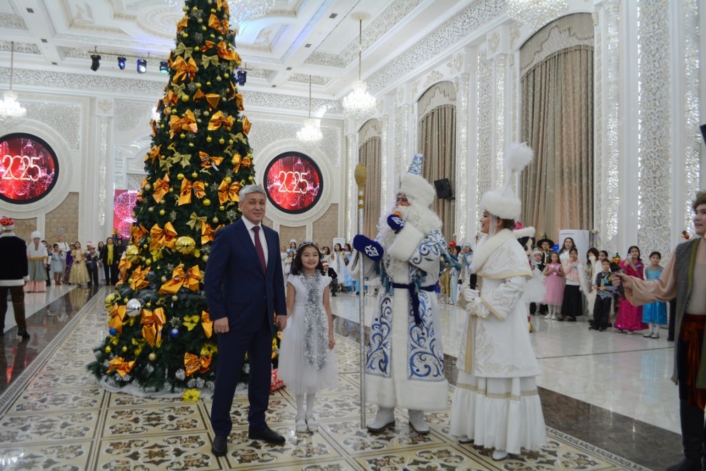 Новогодний утренник с участием акима области прошёл в Караганде