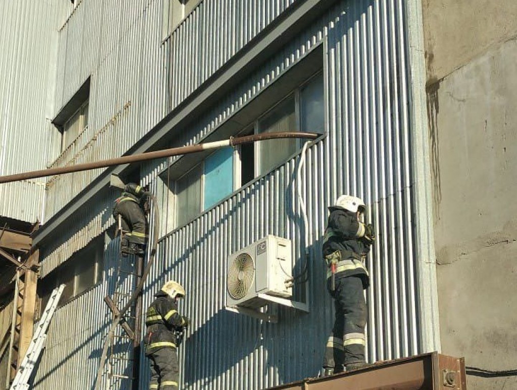 В Караганде горел утеплитель в здании мельничного комплекса