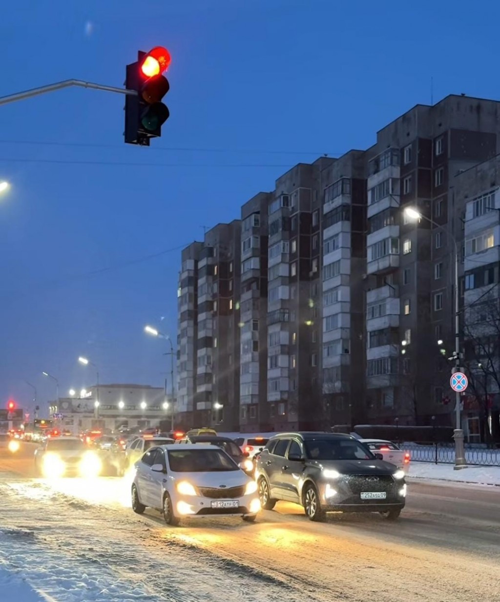 На проспекте Шахтёров в Караганде заработал новый светофор