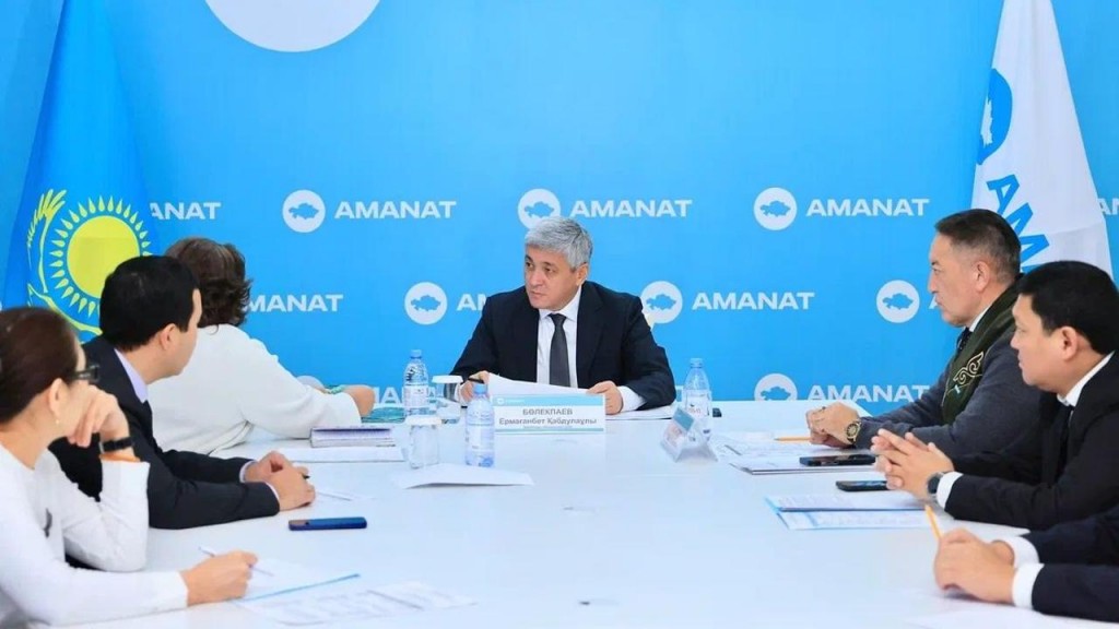 Ермаганбет Булекпаев провёл очередной приём граждан в филиале партии Amanat