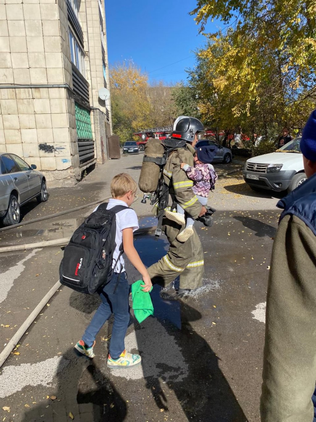 Жильцов карагандинской многоэтажки эвакуировали из-за пожара в подвале