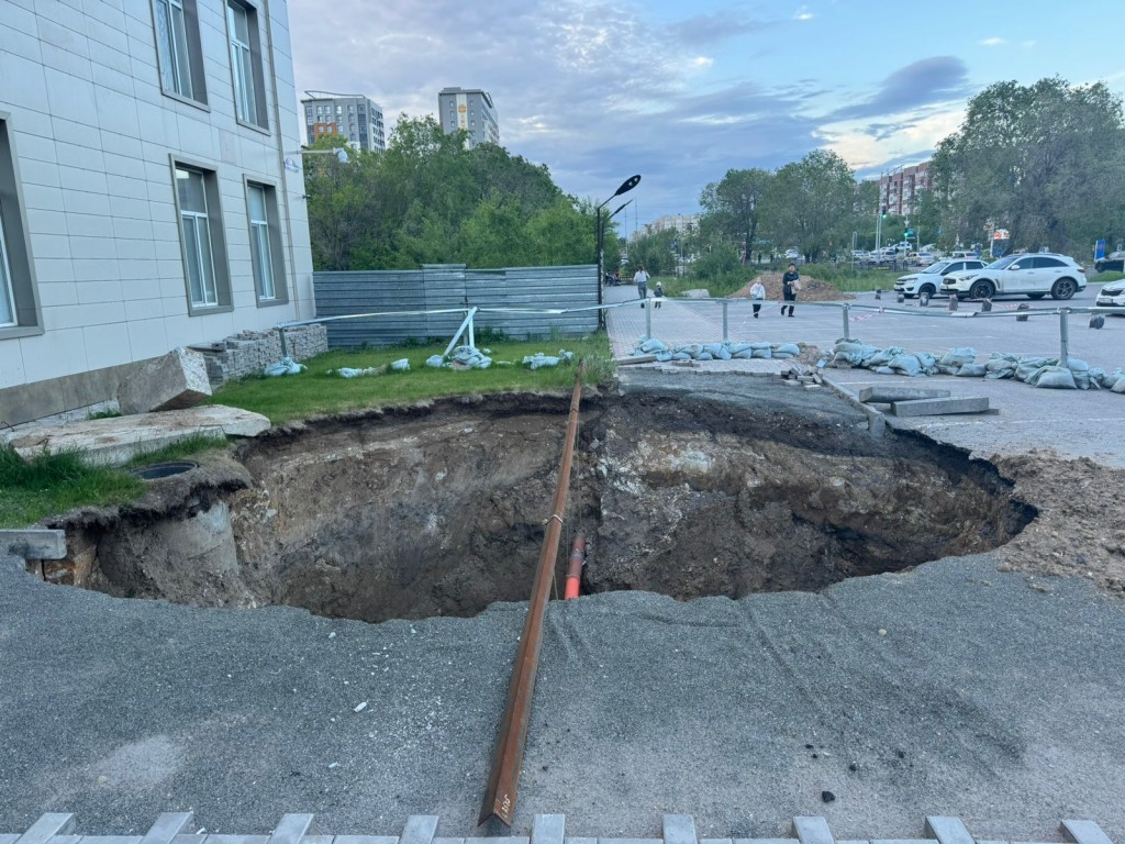 Когда устранят огромную яму на Юго-востоке Караганды