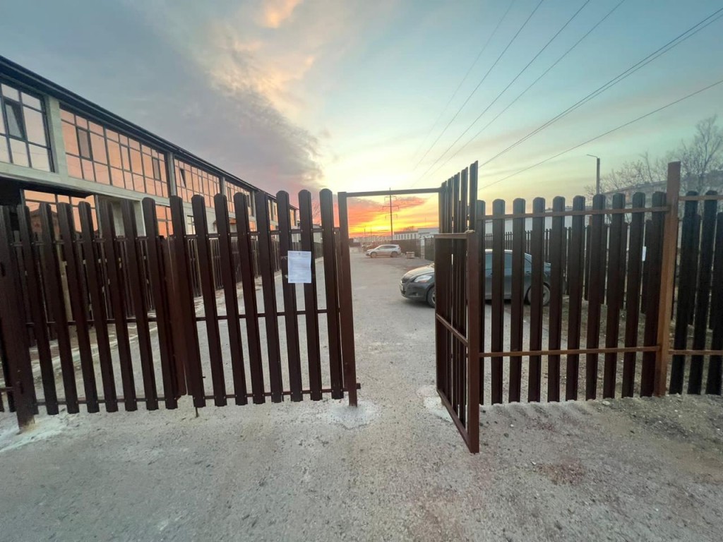 В Караганде дорогу, построенную автопарком, захватили владельцы таунхаусов