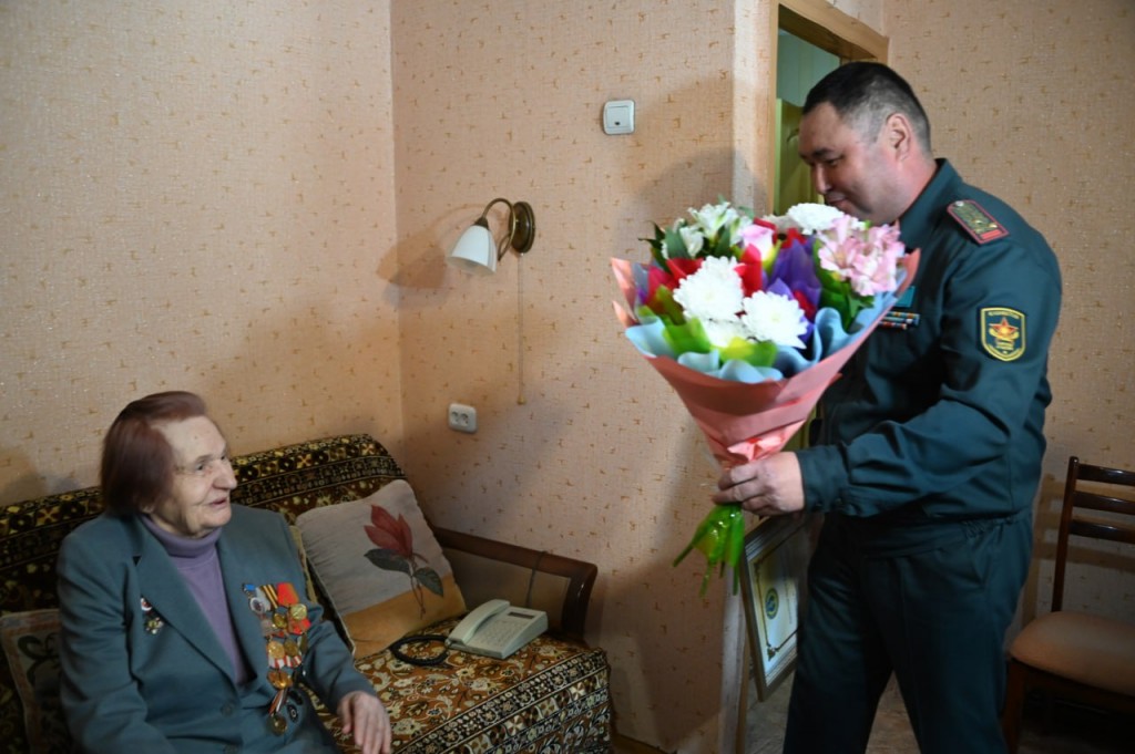 Карагандинские военнослужащие поздравили ветерана ВОВ с 8 марта