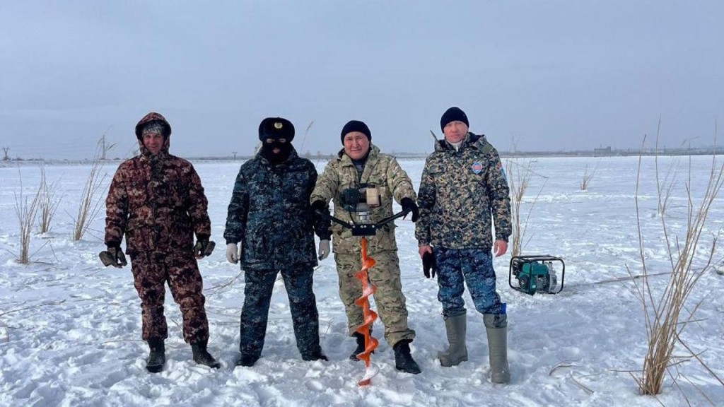 В Карагандинской области продолжаются работы по спасению рыбы зимой