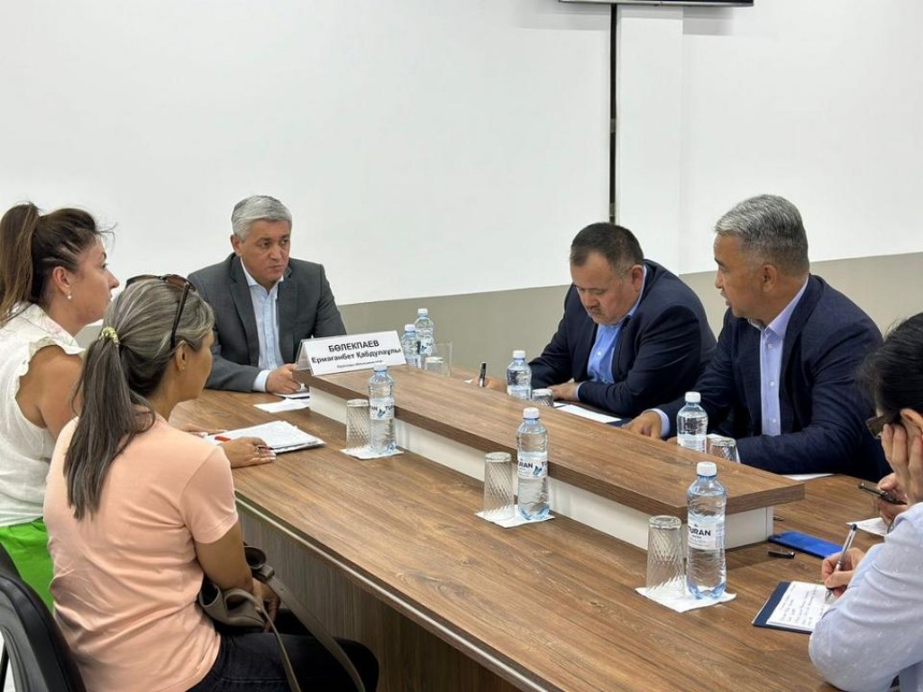 Личный приём жителей в Центре диалога провёл Ермаганбет Булекпаев