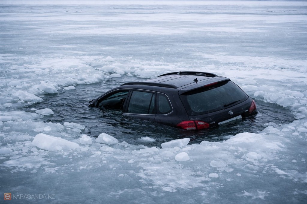 В Карагандинской области автомобиль ушел под лед: погибла женщина