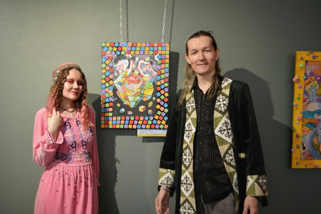 Картиналар, мүсіндер, сүйекке сурет салу: Қарағандыда Петр мен Валерия Батталовтардың көрмесі ашылды