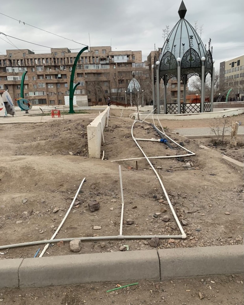 Акимат Балхаша судится с подрядчиком за раскуроченную и неотремонтированную площадь