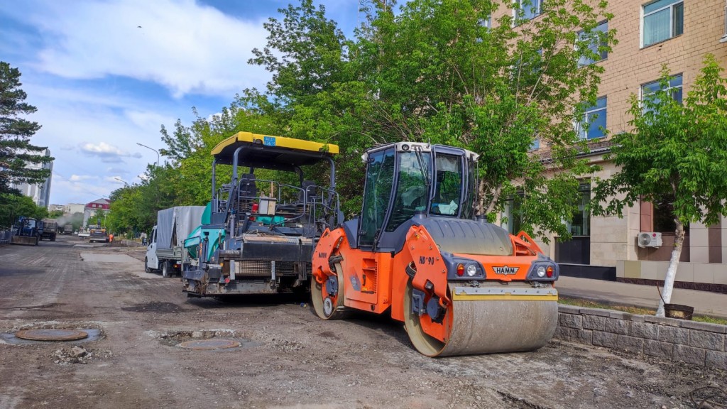 В Караганде ремонтируют дорогу по улице Алиханова
