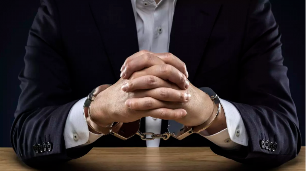 Задержанного КНБ при получении 4 млн тенге адвоката взяли под стражу в зале суда в Караганде