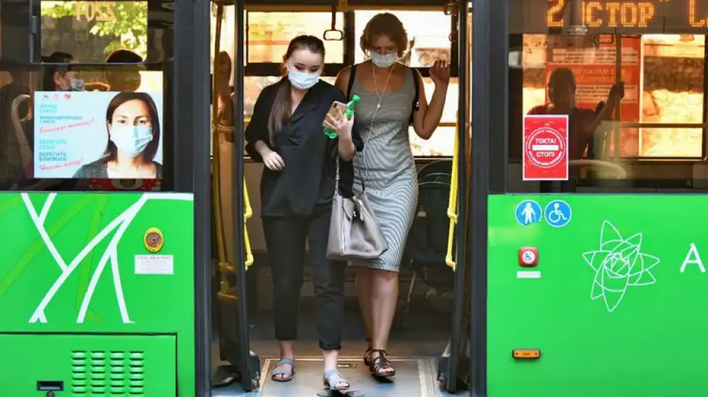 Маски возвращаются с целью профилактики распространения ковида и кори: постановление санврача