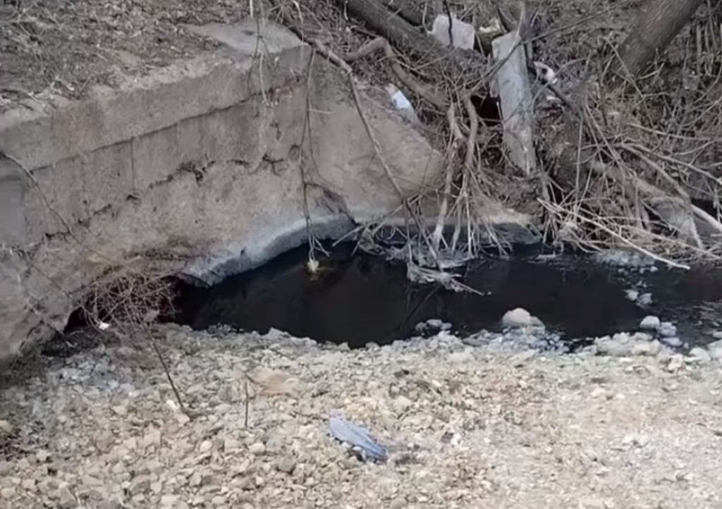 В Караганде, решив, что в степи сливают канализационные воды, подростки приняли меры