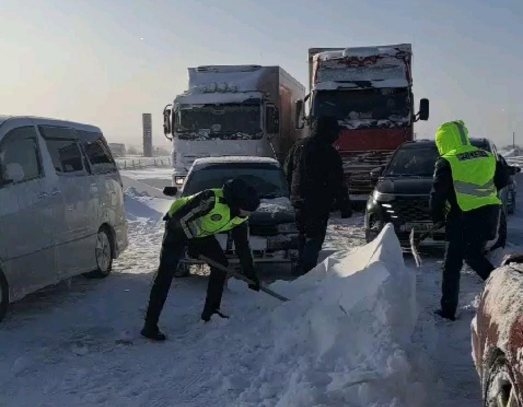Полицейские Карагандинской области на трассах расчищают снег лопатами