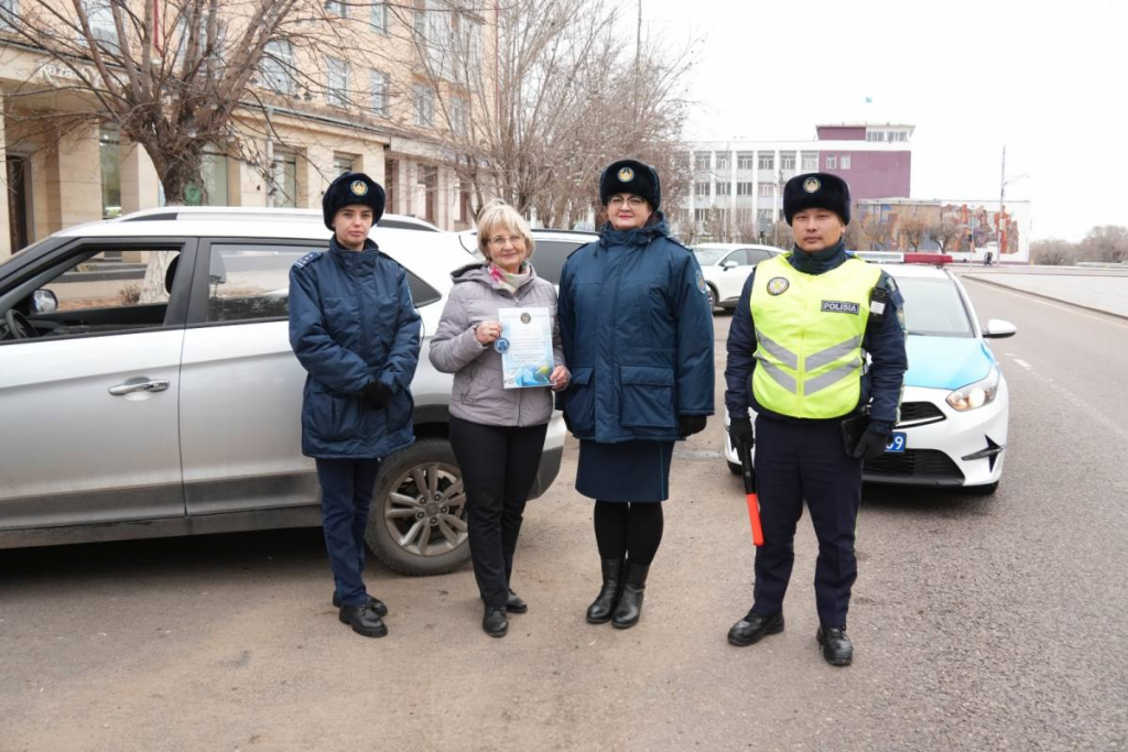 В Караганде женщина-водитель 30 лет ни разу не нарушила ПДД