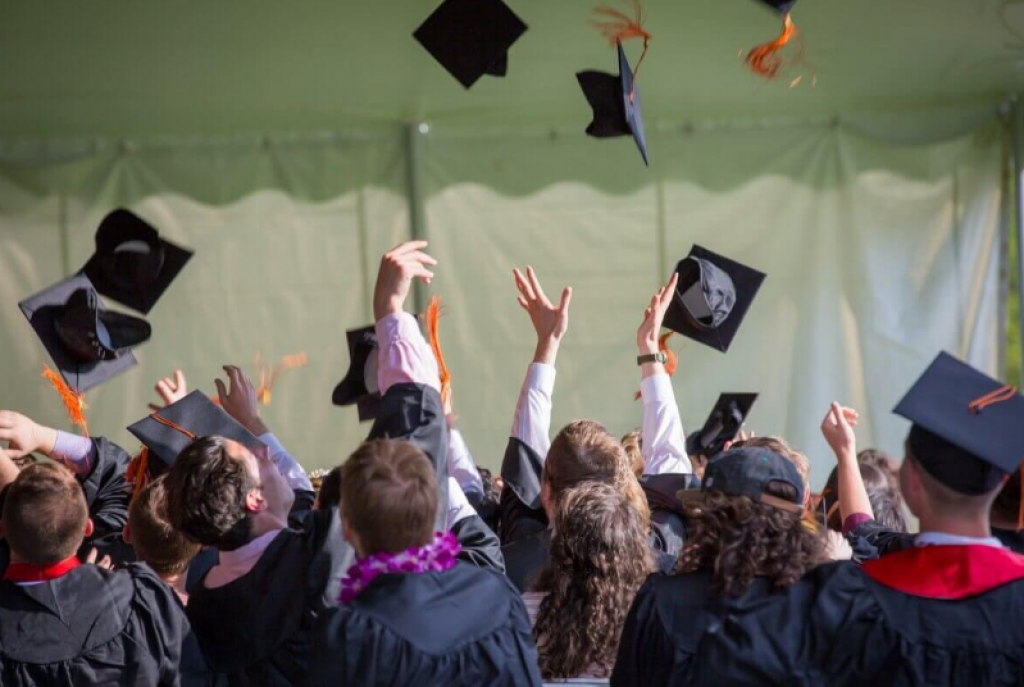 Последний звонок в Казахстане: озвучены все запреты и правила