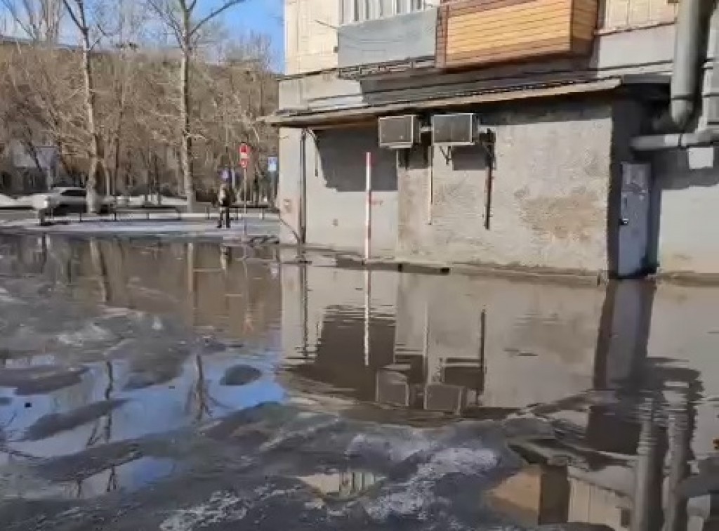 В Караганде 25 Ас-машин откачивают воду с улиц. Куда можно обращаться