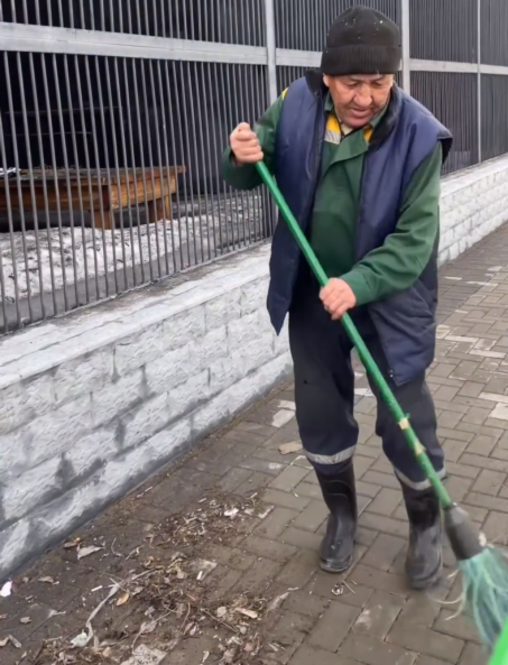 В карагандинском зоопарке прошёл субботник