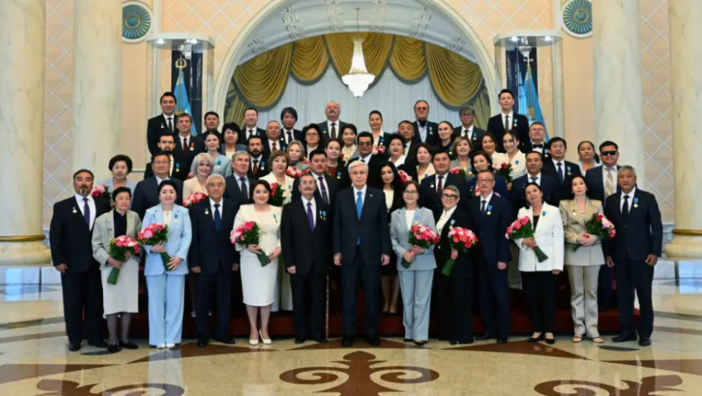 Токаев наградил казахстанских певцов и артистов