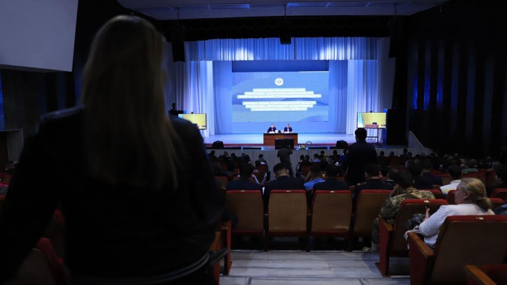 В Темиртау в этом году установят 30 детских площадок и 10 футбольных полей