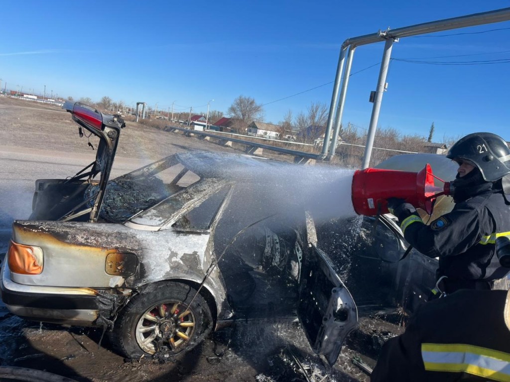 Абай қаласының маңындағы тас жолда жеңіл автокөлік өртенді