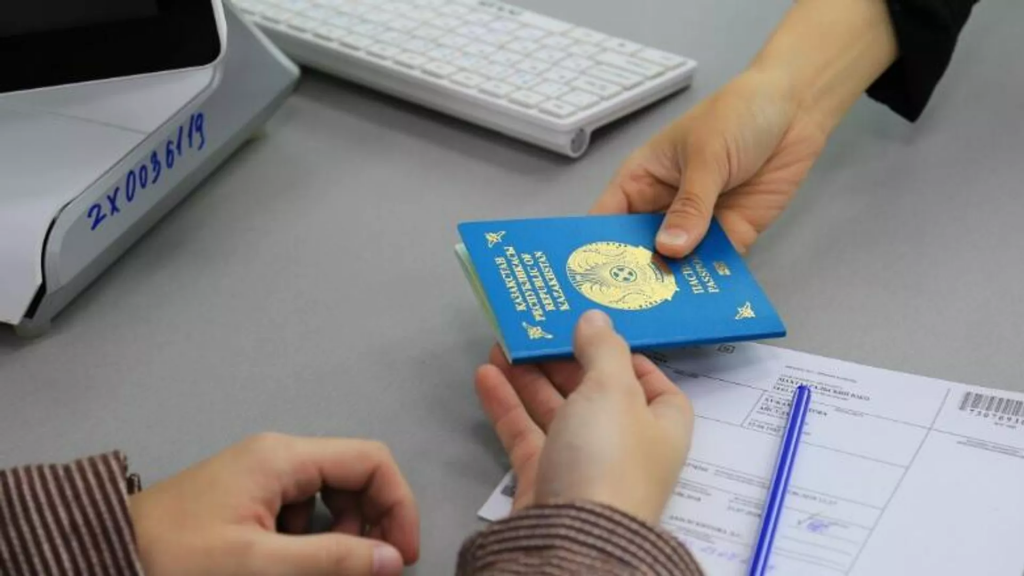 Старые паспорта казахстанцев будут изымать при оформлении новых - МВД