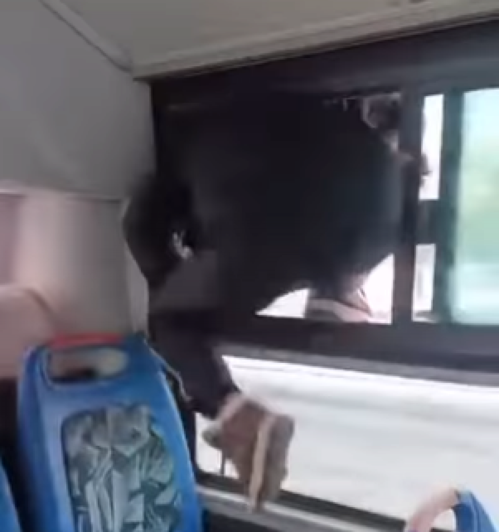 В Темиртау школьник в шутку выпрыгнул из окна автобуса