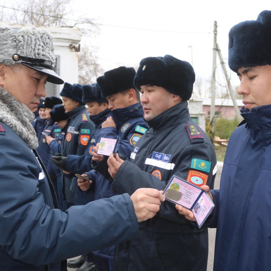 Карагандинские спасатели перешли на зимнюю форму одежды