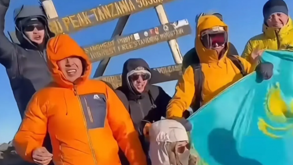 Казахстанские альпинисты покорили пик Килиманджаро