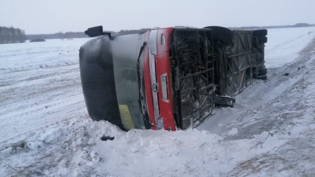 Ехавший из Караганды в Новосибирск автобус перевернулся в России