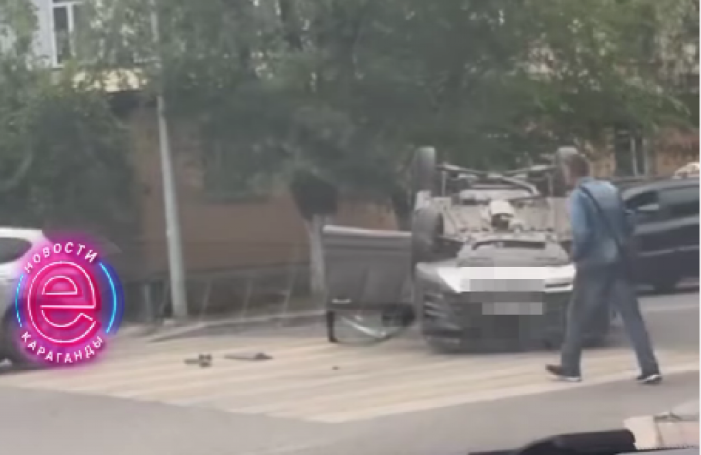 В Караганде в результате ДТП перевернулся автомобиль