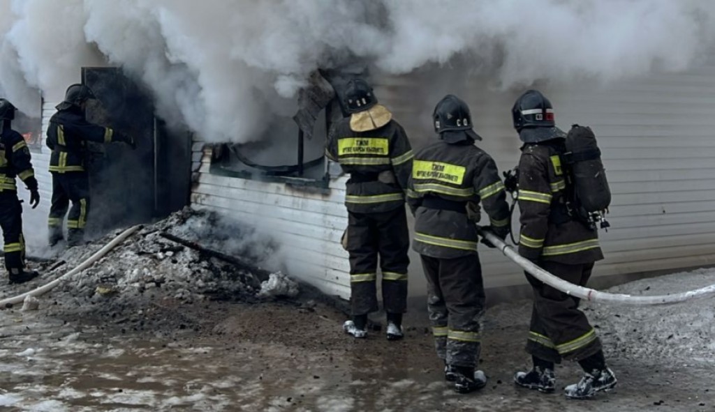 Контейнер горел во дворе строящегося ЖК в Караганде