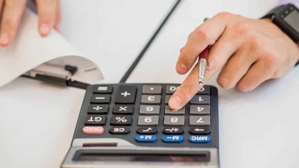 Платили по завышенным тарифам: в Минэнерго рассказали о перерасчете за электроэнергию